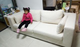 这可以带进站乘车吗 杭州一男子坐地铁自带沙发