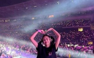 Jennie巴黎演唱会 jennie演唱会故意张腿