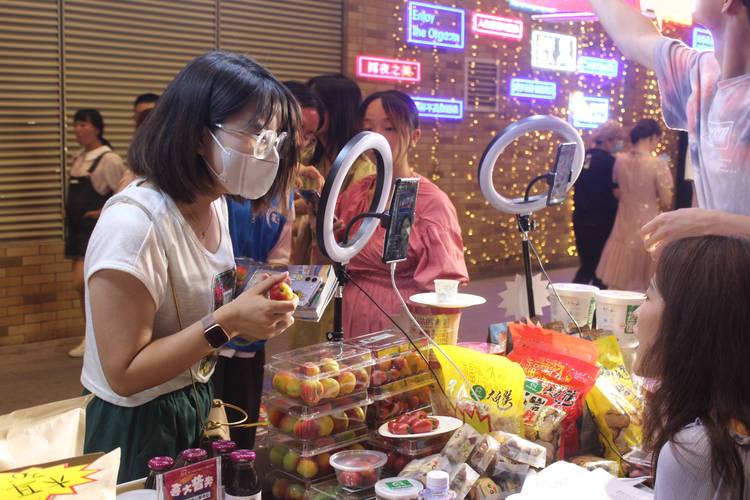 菜市场直播带货(农贸市场直播卖菜)